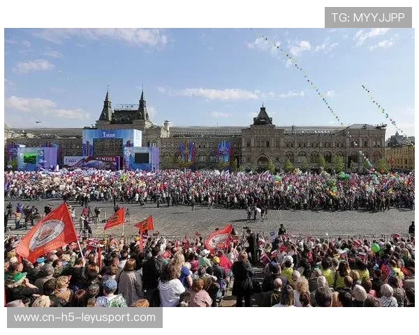 摔跤选手在场边挥舞国旗庆祝史诗胜利
